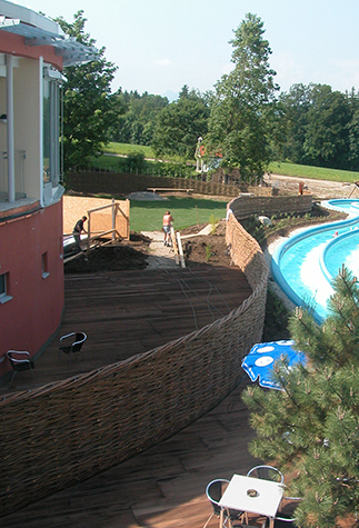 Bereichsabgrenzung - Therme Bad Endorf, Geflochtener Weidenzaun